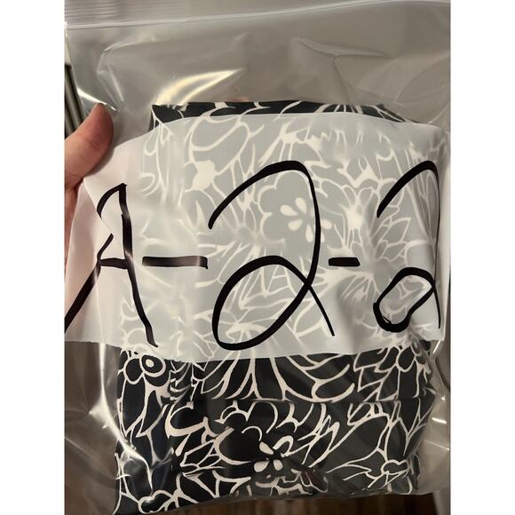 Womens Connected Apparel Dress Size 6 Petite Black and White Floral V-Neck - Picture 11 of 11